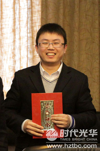 宋總為獲獎(jiǎng)班級(jí)和個(gè)人頒發(fā)錦旗、證書及獎(jiǎng)金