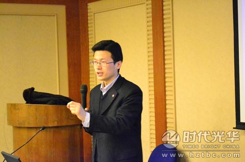 方永飛老師正在講《贏在中層》的課程www.www.1666av.com