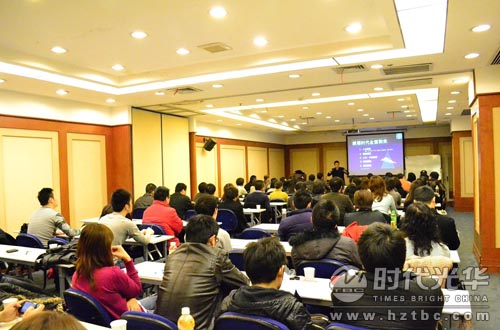 方永飛老師正在講《贏在中層》的課程www.www.1666av.com