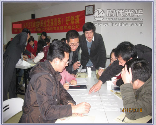老師為學生解答問題www.www.1666av.com
