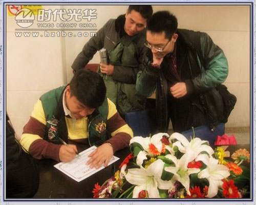 張嘉偉老師給學(xué)員簽名www.www.1666av.com