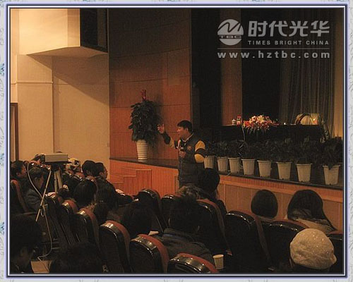 張嘉偉老師與學(xué)生互動www.www.1666av.com
