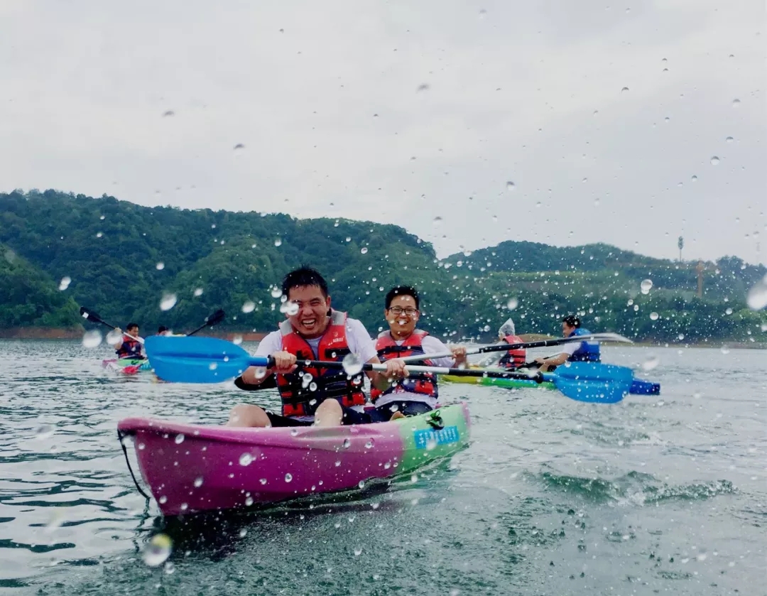 恰逢大雨，反正都濕身了，不如任性玩一回。  夕陽西下，收隊回家。  上大巴發朋友圈炫耀去嘍!