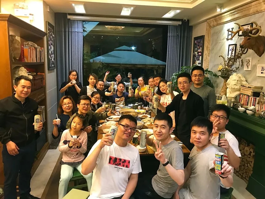 至于晚飯后，有什么比大家一起看電影更爽的事情呢?  特別是，再加一罐啤酒和幾局狼人殺。