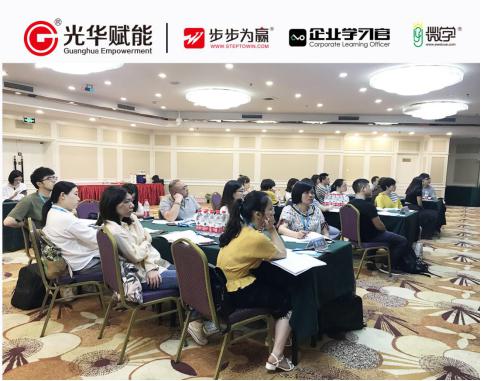 老師將兩天的課程濃縮為八大板塊，每個(gè)部分都是精華。分別是：出手得盧、排比為先、標(biāo)題致勝、選題韜略、正文給力、詩(shī)情畫意、語(yǔ)言潤(rùn)色、氛圍營(yíng)造。